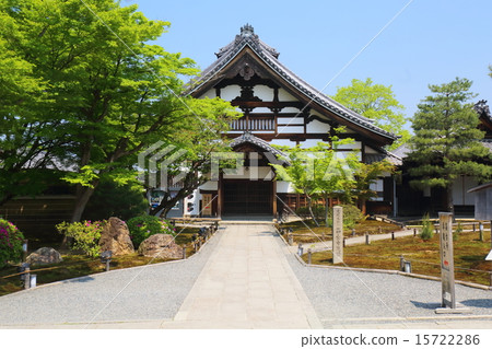 京都府新鮮綠色的Takadera寺 15722286