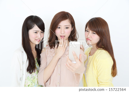 三個人驚訝地看到網 三個人驚訝地看到網 15722564