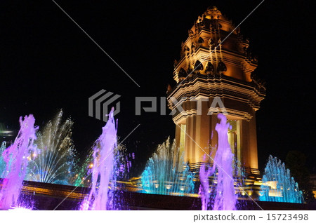 Independence monument of Cambodia Phnom Penh on the weekend Independence monument of Cambodia Phnom Penh on the weekend 15723498