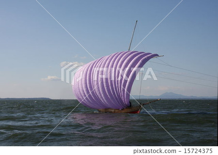 漂浮在湖的帆船 15724375