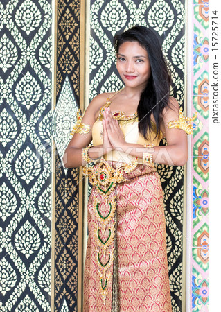 Woman greeting in the traditional Thai style 15725714