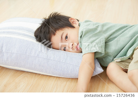 困了男孩 15726436