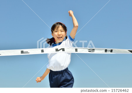 在藍天（運動服，目標磁帶）中運行的女孩 15726462