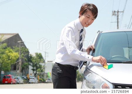 初學者的年輕假標記工作服車（男輕車司機，工薪族商人） 15726894