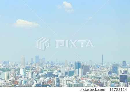 東京的城市景觀（建築群和藍天的景觀） 15728114