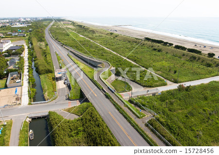 Kujukuri收費站收費站的空中照片在收費公路的 Kujukuri收費站收費站的空中照片在收費公路的 15728456