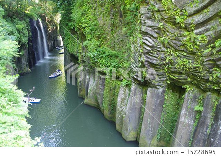 Takachiho Gorges of the fresh green Waterfall of Masunoi and columnar joints 15728695