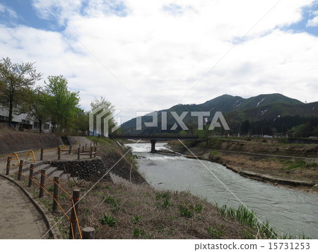A bridge over a country river 15731253