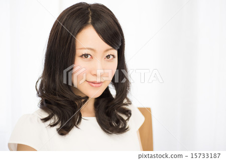 一個半長發的女人 一個半長發的女人 15733187