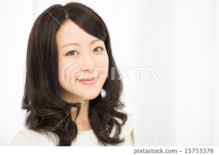 一個半長發的女人 一個半長發的女人 15733376