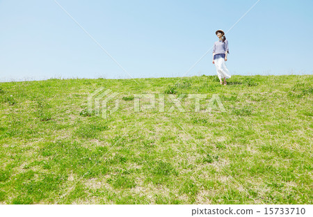 站立在小山的婦女 15733710