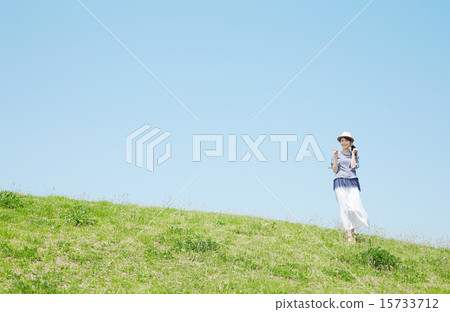 A woman who poses a gut with a hill A woman who poses a gut with a hill 15733712