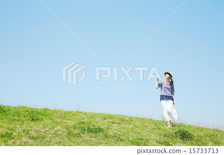 指向小山的婦女 15733713