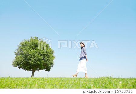 走在領域的婦女 15733735