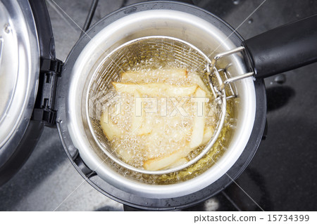 French fried in hot vegetable oil French fried in hot vegetable oil 15734399