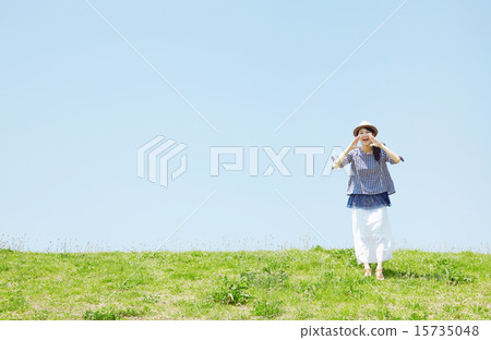 站立在小山談話的婦女 15735048