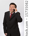 A businessman who apologizes over the mobile phone 15735082