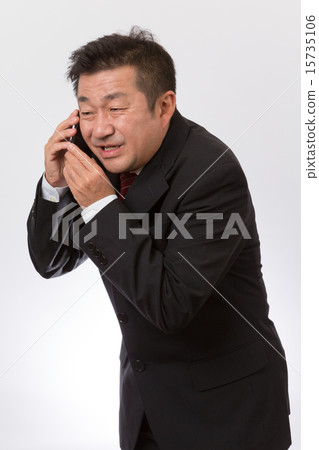 A businessman who apologizes over the mobile phone 15735106