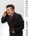 A businessman who apologizes over the mobile phone 15735108