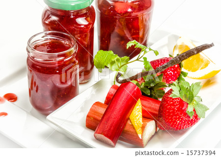 Jam from strawberries, rhubarb and vanilla Jam from strawberries, rhubarb and vanilla 15737394