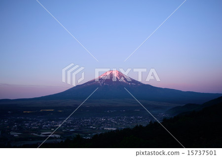 忍野村從高見山,紅富士的黎明 忍野村從高見山,紅富士的黎明 15737501