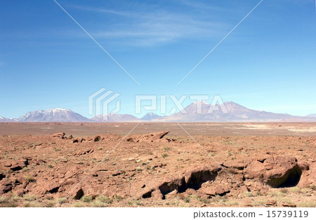 Cleavas在智利南美洲的阿塔卡馬高地的岩石地面，在安第斯山脈的Rascal火山 15739119