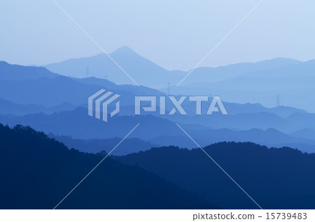 山脈逐漸變大 山脈逐漸變大 15739483