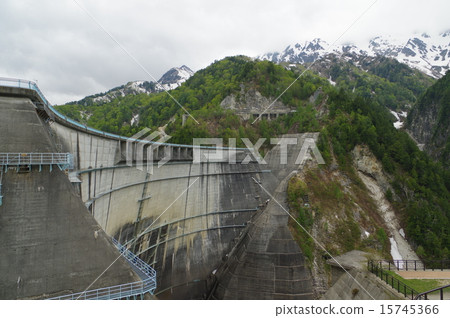 立山黑部高山路黑部水壩(春季旅遊供水前) 立山黑部高山路黑部水壩(春季旅遊供水前) 15745366