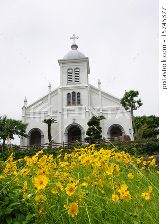大江教堂和黃色的花朵 大江教堂和黃色的花朵 15745377