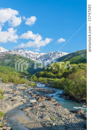北阿爾卑斯山，大天空和清澈的溪流 15747885