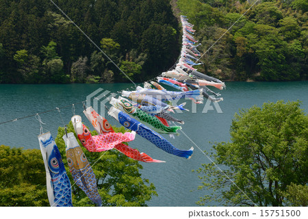在群馬縣的Akaya湖鯉魚飄帶 15751500