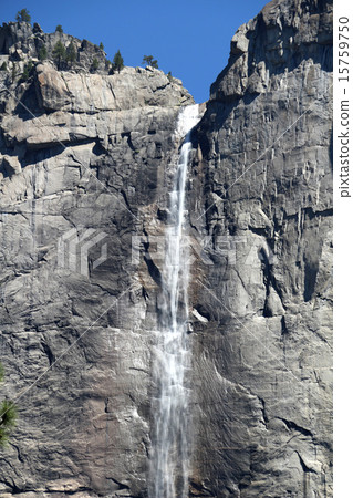 優勝美地國家公園Yosemi瀑布擁有巨大的力量和陡峭的懸崖 15759750