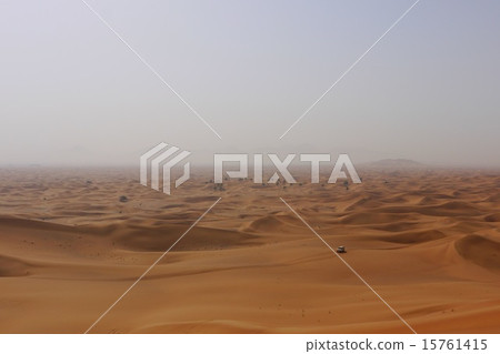 汽車與迪拜沙漠一起運行 15761415