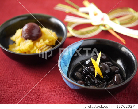 Small bowl background in red cloth red (horizontal position) 15762027