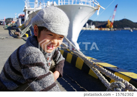 Harbor ship and child Harbor ship and child 15762302