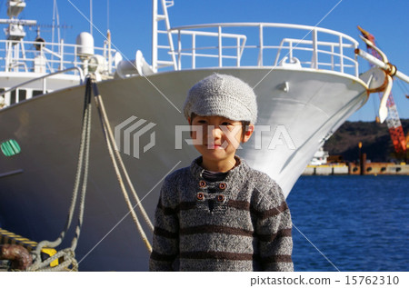 Harbor ship and child Harbor ship and child 15762310