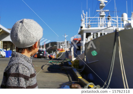 Harbor ship and child 15762318