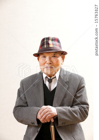 一個100歲的開朗爺爺 一個100歲的開朗爺爺 15763827