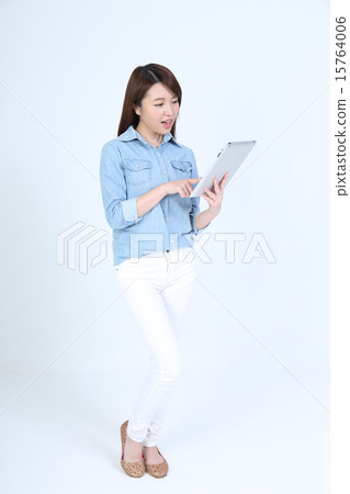 Ipad和一位年輕女士 15764006