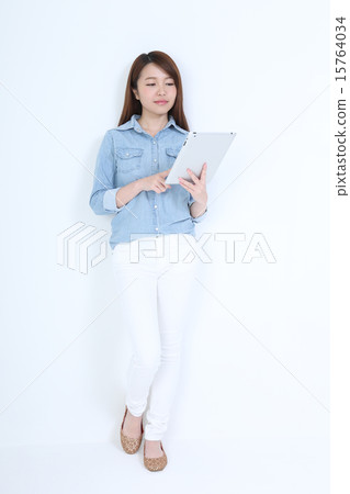 Ipad和一位年輕女士 15764034