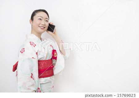 浴衣的一名年輕女子 15769023