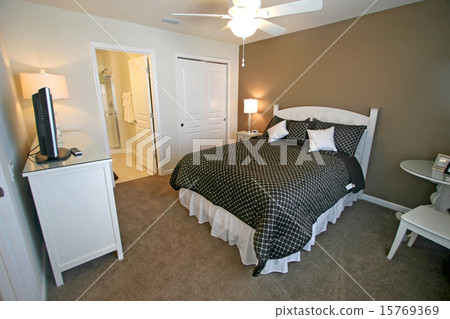 Queen Master Bedroom 15769369