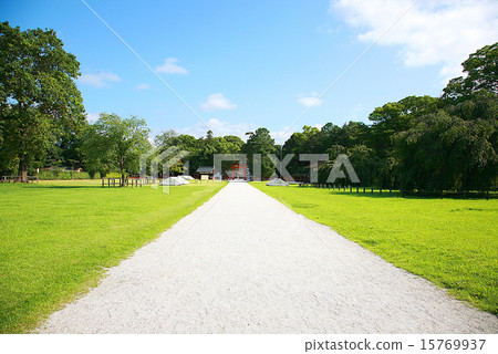 Kamigamo神社在夏天,接近地面 Kamigamo神社在夏天,接近地面 15769937