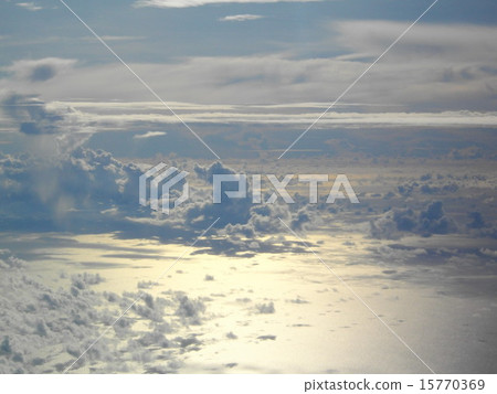 美麗的雲彩和海從天空 15770369