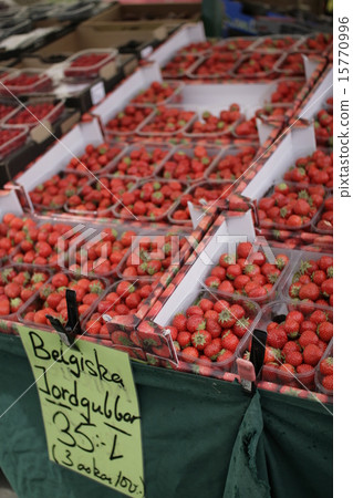 market, markets, strawberries 15770996