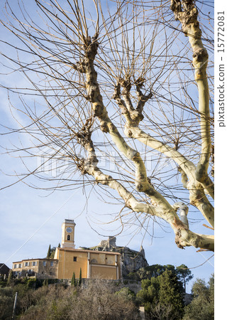 鷹巢村被看見冬天樹木Eze鐘樓 鷹巢村被看見冬天樹木Eze鐘樓 15772081