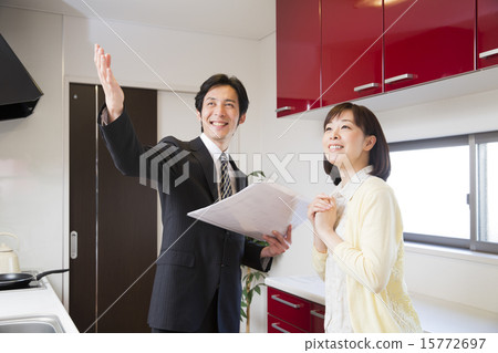 Middle women who are explained to businessmen in the kitchen Middle women who are explained to businessmen in the kitchen 15772697