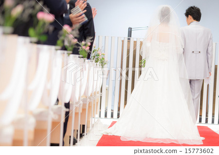 走在一條處女路的新娘和新郎 走在一條處女路的新娘和新郎 15773602