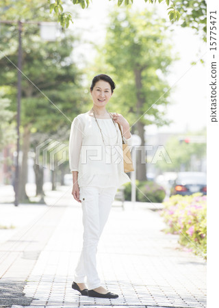 一個50多歲的女人 一個50多歲的女人 15775471