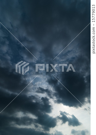 漆黑的夜空和廣闊無垠的雲層 漆黑的夜空和廣闊無垠的雲層 15779013